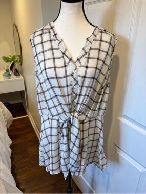 🌷Torrid Windowpane Tie Front Peplum Blouse 1X Black White Sleeveless 3/$30